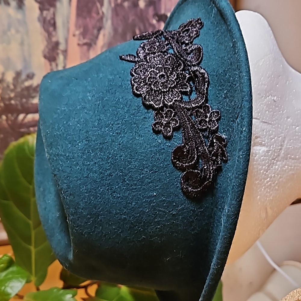 Green wool with black flowers womans hat